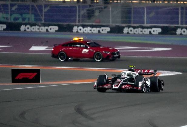 01.12.2024, Losail International Circuit, Doha, Formula 1 Qatar Airways Qatar Grand Prix 2024 ,im Bild Nach einer Kollison muss Nico Hülkenberg (DEU), MoneyGram Haas F1 Team mit einem defekten Reifen zurück in die Box. (Photo by Hasan Bratic DeFodi Images) Defodi-506_20241201_hbr_0432