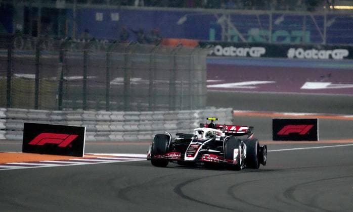 01.12.2024, Losail International Circuit, Doha, Formula 1 Qatar Airways Qatar Grand Prix 2024 ,im Bild Nach einer Kollison muss Nico Hülkenberg (DEU), MoneyGram Haas F1 Team mit einem defekten Reifen zurück in die Box. (Photo by Hasan Bratic DeFodi Images) Defodi-506_20241201_hbr_0437