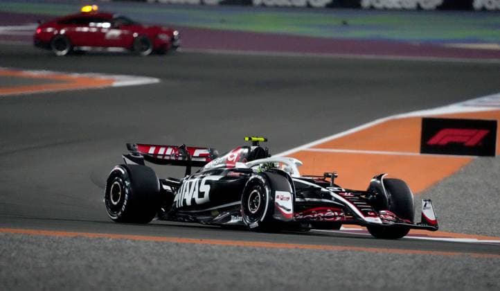 01.12.2024, Losail International Circuit, Doha, Formula 1 Qatar Airways Qatar Grand Prix 2024 ,im Bild Nach einer Kollison muss Nico Hülkenberg (DEU), MoneyGram Haas F1 Team mit einem defekten Reifen zurück in die Box. (Photo by Hasan Bratic DeFodi Images) Defodi-506_20241201_hbr_0443