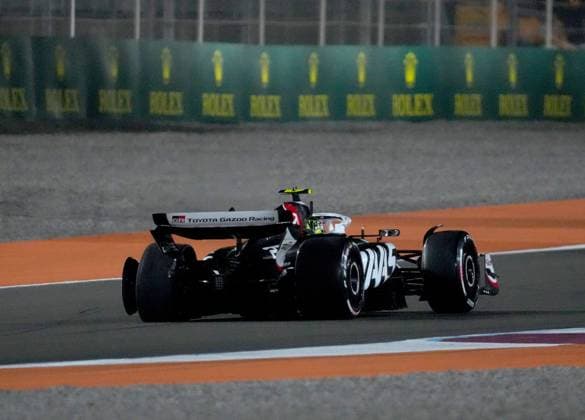 01.12.2024, Losail International Circuit, Doha, Formula 1 Qatar Airways Qatar Grand Prix 2024 ,im Bild Nach einer Kollison muss Nico Hülkenberg (DEU), MoneyGram Haas F1 Team mit einem defekten Reifen zurück in die Box. (Photo by Hasan Bratic DeFodi Images) Defodi-506_20241201_hbr_0459