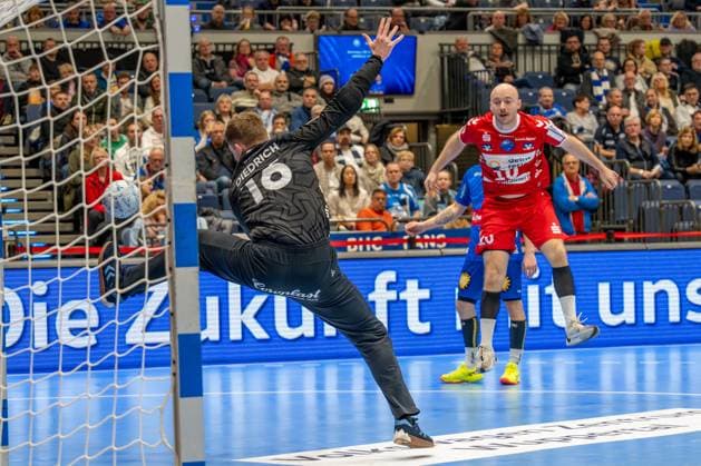 01.12.2024, xkkux, Handball, 2.BL, Bergischer HC - HSG Nordhorn-Lingen, Düsseldorf, PSD-Bank Dome, 2. Bundesliga, Saison 2024 2025: xxxxxxxxxxxxx wirft auf das Tor von Torhüter Lukas Diedrich (BHC 16) NRW Deutschland