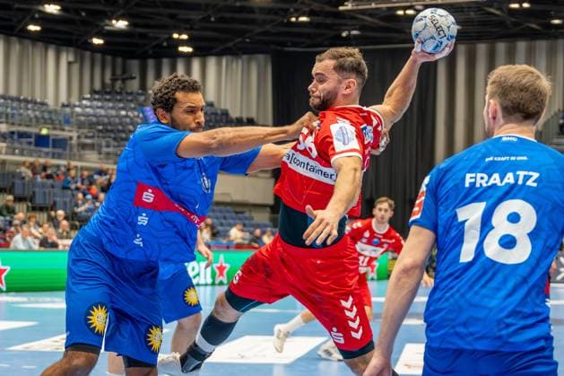 01.12.2024, xkkux, Handball, 2.BL, Bergischer HC - HSG Nordhorn-Lingen, Düsseldorf, PSD-Bank Dome, 2. Bundesliga, Saison 2024 2025: Djibril M Bengue (BHC 11) verteidigt gegen Björn Zintel ( 66 HSG Nordhorn-Lingen) NRW Deutschland