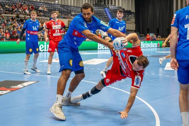01.12.2024, xkkux, Handball, 2.BL, Bergischer HC - HSG Nordhorn-Lingen, Düsseldorf, PSD-Bank Dome, 2. Bundesliga, Saison 2024 2025: Djibril M Bengue (BHC 11) verteidigt gegen Björn Zintel ( 66 HSG Nordhorn-Lingen) NRW Deutschland