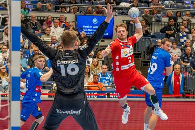 01.12.2024, xkkux, Handball, 2.BL, Bergischer HC - HSG Nordhorn-Lingen, Düsseldorf, PSD-Bank Dome, 2. Bundesliga, Saison 2024 2025: Torhüter Lukas Diedrich (BHC 16) verteidigt gegen Frieder Bandlow ( 2 HSG Nordhorn-Lingen) NRW Deutschland