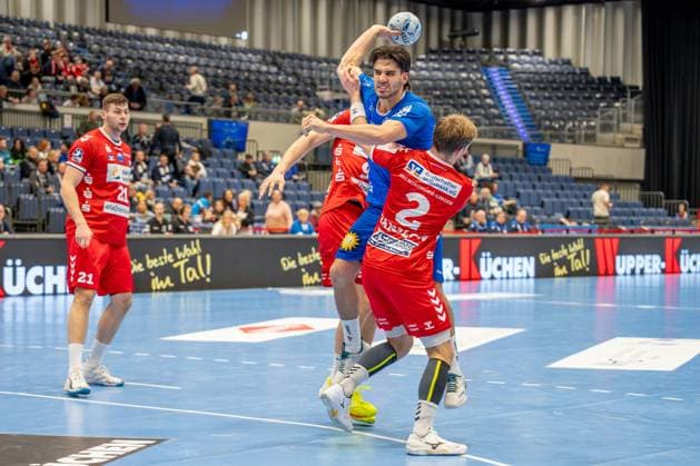 01.12.2024, xkkux, Handball, 2.BL, Bergischer HC - HSG Nordhorn-Lingen, Düsseldorf, PSD-Bank Dome, 2. Bundesliga, Saison 2024 2025: Eloy Morante Maldonado (BHC 33) gegen Frieder Bandlow ( 2 HSG Nordhorn-Lingen) NRW Deutschland