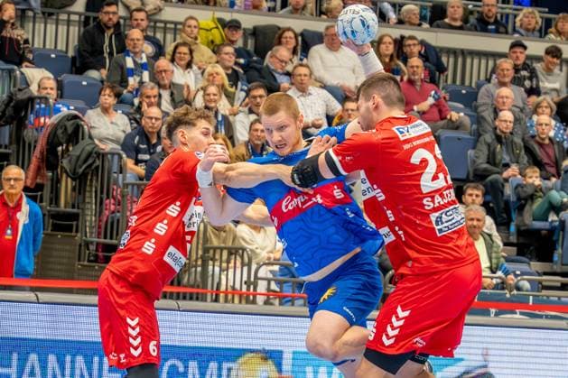 01.12.2024, xkkux, Handball, 2.BL, Bergischer HC - HSG Nordhorn-Lingen, Düsseldorf, PSD-Bank Dome, 2. Bundesliga, Saison 2024 2025: Johannes Wasielewski (BHC 77) behauptet sich NRW Deutschland