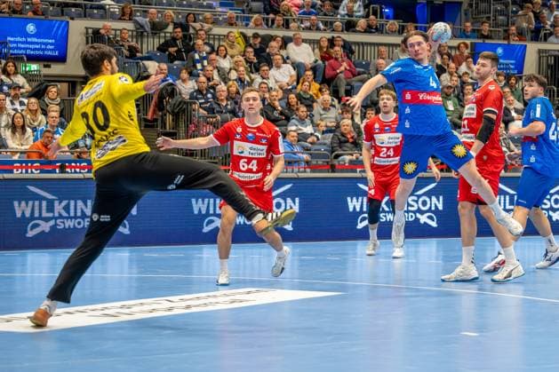 01.12.2024, xkkux, Handball, 2.BL, Bergischer HC - HSG Nordhorn-Lingen, Düsseldorf, PSD-Bank Dome, 2. Bundesliga, Saison 2024 2025: Ivan Budalic (HSG Nordhorn-Lingen, 80) gegen Elias Scholtes (BHC 4) NRW Deutschland