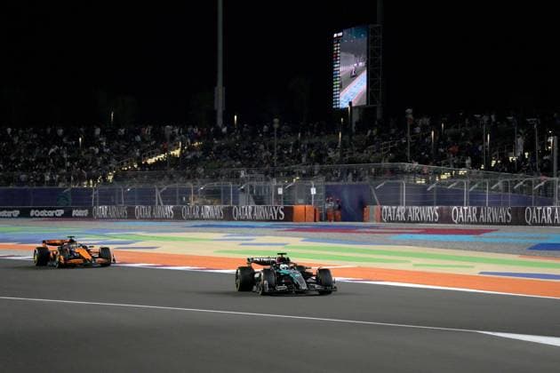 01.12.2024, Losail International Circuit, Doha, Formula 1 Qatar Airways Qatar Grand Prix 2024 ,im Bild George Russell (GBR), Mercedes-AMG Petronas Formula One Team, Oscar Piastri (AUS), McLaren F1 Team (Photo by Hasan Bratic DeFodi Images) Defodi-506_20241201_hbr_1190