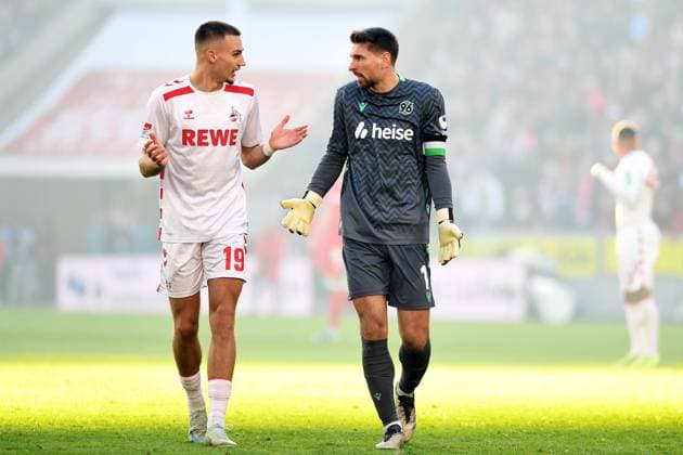 Tim Lemperle (1. FC Koeln) und Torwart Ron-Robert Zieler (Hannover 96) gestikuliert, gestik waehrend des Spiels der 2. Bundesliga zwischen 1. FC Köln und Hannover 96 im RheinEnergieStadion am 30. November 2024 in Köln, Deutschland. (Foto von Ralf Treese DeFodi Images) +++ Tim Lemperle (1. FC Koeln) und Torwart Ron-Robert Zieler (Hannover 96) gestures during the 2. Bundesliga match between 1. FC Köln and Hannover 96 at RheinEnergieStadion on November 30, 2024 in Cologne, Germany. (Photo by Ralf Treese DeFodi Images) DFB DFL REGULATIONS PROHIBIT ANY USE OF PHOTOGRAPHS AS IMAGE SEQUENCES AND OR QUASI-VIDEO. Defodi-521_KOEH9620241130_078