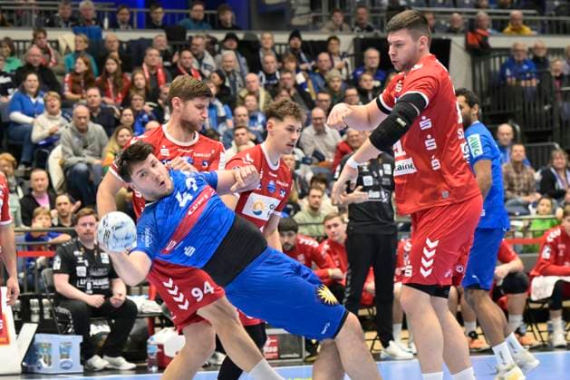 GER, 2.HBL, BHC06, BHC06 vs.HSG Nordhorn-Lingen 01.12.2024, Düsseldorf, Mitsubishi Electric HALLE, GER, 2. HBL, BHC06 vs.HSG Nordhorn-Lingen 2. HBL regulations prohibit any use of photographs as image sequences and or quasi-video im Bild Aron Seesing ( BHC 49 ) am Kreis gegen Georg Pöhle ( HSG Nordhorn-Lingen 94 ).