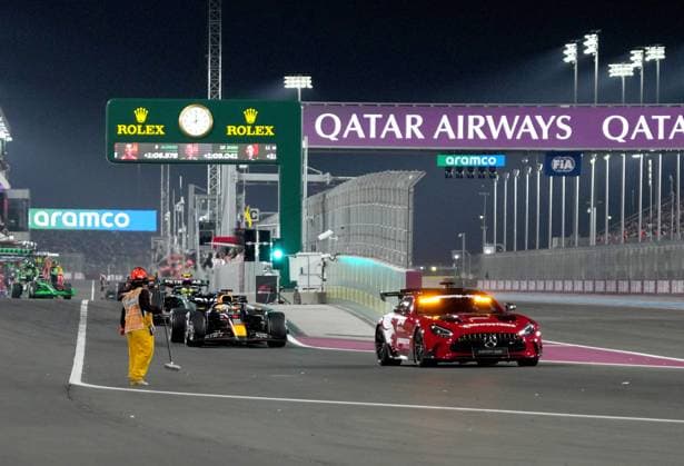 01.12.2024, Losail International Circuit, Doha, Formula 1 Qatar Airways Qatar Grand Prix 2024 ,im Bild Streckenposten reinigen die Strecke von Wrackteilen. (Photo by Hasan Bratic DeFodi Images) Defodi-506_20241201_hbr_2177