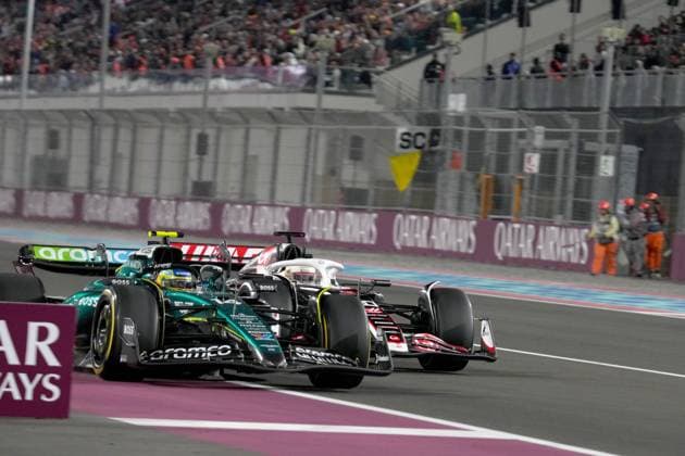 01.12.2024, Losail International Circuit, Doha, Formula 1 Qatar Airways Qatar Grand Prix 2024 ,im Bild Fernando Alonso (ESP), Aston Martin Aramco Cognizant Formula One Team überholt Kevin Magnussen (DNK), MoneyGram Haas F1 Team am Ende der Boxengasse. (Photo by Hasan Bratic DeFodi Images) Defodi-506_20241201_hbr_2249