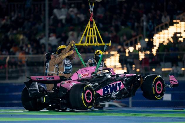 Sport Bilder des Tages December 1, 2024, Lusail, Qatar: The car of French driver ESTEBAN OCON (Alpine F1 Team) is recovered after a crash at the start of the 2024 FIA Formula 1 Qatar Grand Prix at Lusail International Circuit in Lusail, Qatar. Lusail Qatar - ZUMAg147 20241201_fap_g147_013 Copyright: xJamesxGasperottix