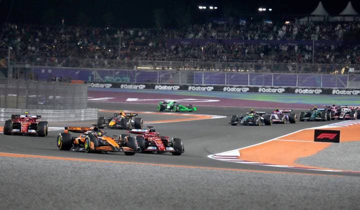 Formula 1 Qatar Airways Qatar Grand Prix 2024 01.12.2024, Losail International Circuit, Doha, Formula 1 Qatar Airways Qatar Grand Prix 2024 ,im Bild Charles Leclerc (MCO), Scuderia Ferrari HP, Oscar Piastri (AUS), McLaren F1 Team, Carlos Sainz Jr. (ESP)