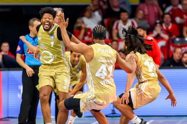 Sport Themen der Woche KW48 Sport Bilder des Tages GER, easy credit BBl, FC Bayern Muenchen Basketball vs. Rasta Vechta 01.12.2024, BMW Park, Muenchen, GER, easy credit BBl, FC Bayern Muenchen Basketball vs. Rasta Vechta, im Bild Jubel nach dem Letzen Korb zum Sieg bei Jayden Gardner (Vechta 7) mit Lloyd Pandi (Vechta 41) Tyger Campbell (Vechta 10) *** GER, easy credit BBl, FC Bayern Muenchen Basketball vs Rasta Vechta 01 12 2024, BMW Park, Muenchen, GER, easy credit BBl, FC Bayern Muenchen Basketball vs Rasta Vechta, in the picture cheering after the last basket to win at Jayden Gardner Vechta 7 with Lloyd Pandi Vechta 41 Tyger Campbell Vechta 10 nordphotoxGmbHx xStraubmeier nph00004