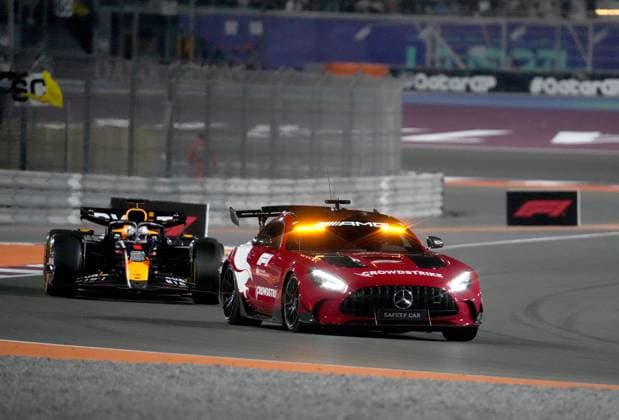 Formula 1 Qatar Airways Qatar Grand Prix 2024 01.12.2024, Losail International Circuit, Doha, Formula 1 Qatar Airways Qatar Grand Prix 2024 ,im Bild Safety Car, Max Verstappen (NLD), Oracle Red Bull Racing