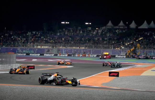 Formula 1 Qatar Airways Qatar Grand Prix 2024 01.12.2024, Losail International Circuit, Doha, Formula 1 Qatar Airways Qatar Grand Prix 2024 ,im Bild Max Verstappen (NLD), Oracle Red Bull Racing, Lando Norris (GBR), McLaren F1 Team