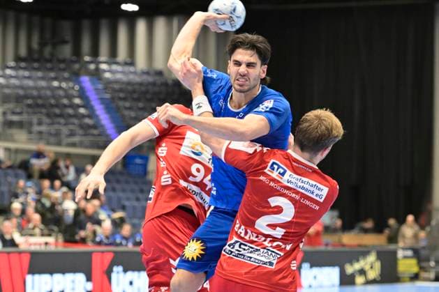GER, 2.HBL, BHC06, BHC06 vs.HSG Nordhorn-Lingen 01.12.2024, Düsseldorf, Mitsubishi Electric HALLE, GER, 2. HBL, BHC06 vs.HSG Nordhorn-Lingen 2. HBL regulations prohibit any use of photographs as image sequences and or quasi-video im Bild Eloy Morante Maldonado ( BHC 33 ) gegen Georg Pöhle ( HSG Nordhorn-Lingen 94 ) und Frieder Bandlow ( HSG Nordhorn-Lingen 2 ).