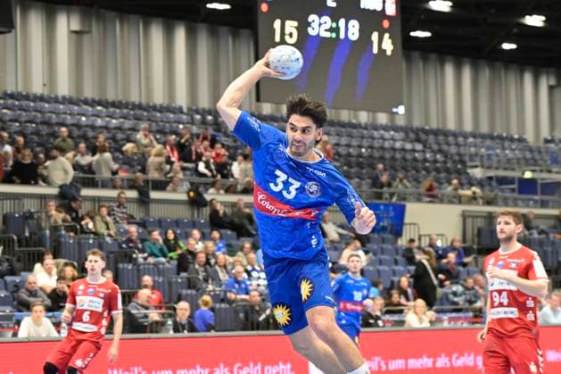 GER, 2.HBL, BHC06, BHC06 vs.HSG Nordhorn-Lingen 01.12.2024, Düsseldorf, Mitsubishi Electric HALLE, GER, 2. HBL, BHC06 vs.HSG Nordhorn-Lingen 2. HBL regulations prohibit any use of photographs as image sequences and or quasi-video im Bild Eloy Morante Maldonado ( BHC 33 ) beim Wurf am Kreis.