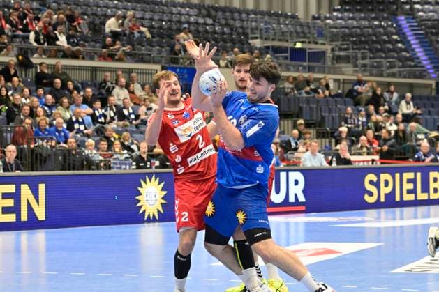 GER, 2.HBL, BHC06, BHC06 vs.HSG Nordhorn-Lingen 01.12.2024, Düsseldorf, Mitsubishi Electric HALLE, GER, 2. HBL, BHC06 vs.HSG Nordhorn-Lingen 2. HBL regulations prohibit any use of photographs as image sequences and or quasi-video im Bild Aron Seesing ( BHC 49 ) im Kampf um den Ball mit Frieder Bandlow ( HSG Nordhorn-Lingen 2 ).