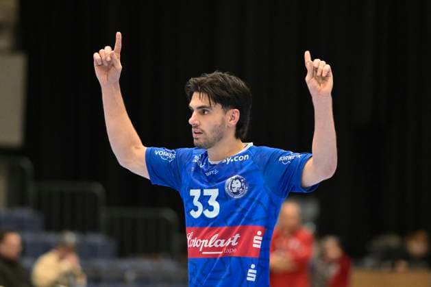 GER, 2.HBL, BHC06, BHC06 vs.HSG Nordhorn-Lingen 01.12.2024, Düsseldorf, Mitsubishi Electric HALLE, GER, 2. HBL, BHC06 vs.HSG Nordhorn-Lingen 2. HBL regulations prohibit any use of photographs as image sequences and or quasi-video im Bild zeigt Eloy Morante Maldonado ( BHC 33 ) die Richtung an, nach oben.