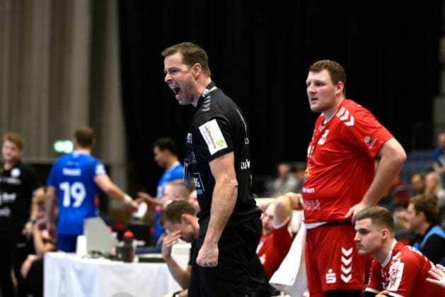 GER, 2.HBL, BHC06, BHC06 vs.HSG Nordhorn-Lingen 01.12.2024, Düsseldorf, Mitsubishi Electric HALLE, GER, 2. HBL, BHC06 vs.HSG Nordhorn-Lingen 2. HBL regulations prohibit any use of photographs as image sequences and or quasi-video im Bild Trainer Mark Bult ( HSG Nordhorn-Lingen ) schreit in das Spielfeld rein.