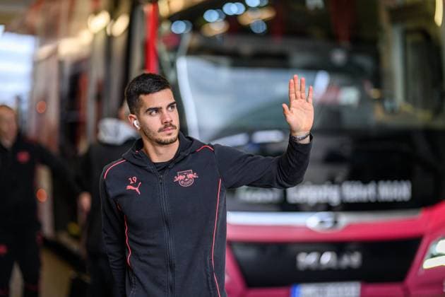 Leipzigs Andre Silva bei der Busankunft. Fussball 1. Bundesliga, 11. Spieltag: TSG Hoffenheim - RB Leipzig 4-3. 23. November 2024: Sinsheim, PreZero Arena. TSG Hoffenheim - RB Leipzig 4-3