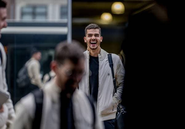 Leipzigs Andre Silva. Abreise RB Leipzig am 25. November 2024 zum Champions League Spiel nach Mailand. Flughafen Halle-Leipzig, Leipzig. CL Reise RB Leipzig