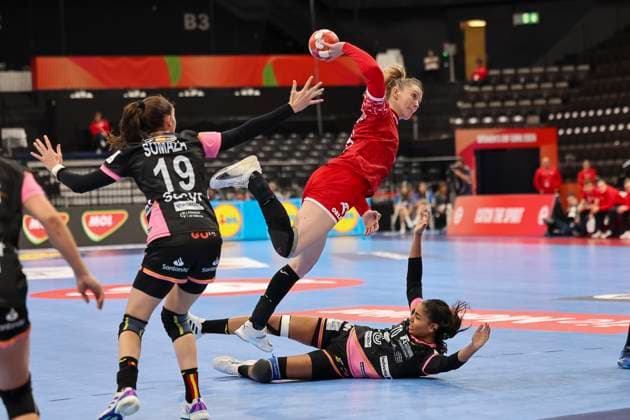 Sport Themen der Woche KW 49 Sport Bilder des Tages SOMAZA BOSCH, ESTER (ESP, 19), Kochaniak-Sala, Karolina (POL, 49) und ARROYO PIMIENTA, CARMEN (ESP, 70) , Handball Frauen, EHF, Europa Meisterschaft, (Gruppe C), Polen vs. Spanien, 02.12.2024, St. Jakobshalle, Basel, Schweiz Basel St. Jakobshalle BS Schweiz *** SOMAZA BOSCH, ESTER ESP, 19 , Kochaniak Sala, Karolina POL, 49 and ARROYO PIMIENTA, CARMEN ESP, 70 , Handball Women, EHF, European Championship, Group C , Poland vs Spain, 02 12 2024, St Jakobshalle, Basel, Switzerland Basel St Jakobshalle BS Switzerland Copyright: xGrantxHubbsx
