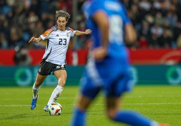 GER, Bochum, Deutschland vs Italien, Länderspiel, Fussball, DFB, Spielzeit 2024 2025, Vonovia-Ruhrstadion, Freundschaftsspiel, im Bild v.l.: Sara Doorsoun (Deutschland 23), Martina Lenzini DFB DFL REGULATIONS PROHIBIT ANY USE OF PHOTOGRAPHS AS IMAGE SEQUENCES AND OR QUASI-VIDEO, 02.12.2024, Copyright: HMBxMedia HendrikxHamelau