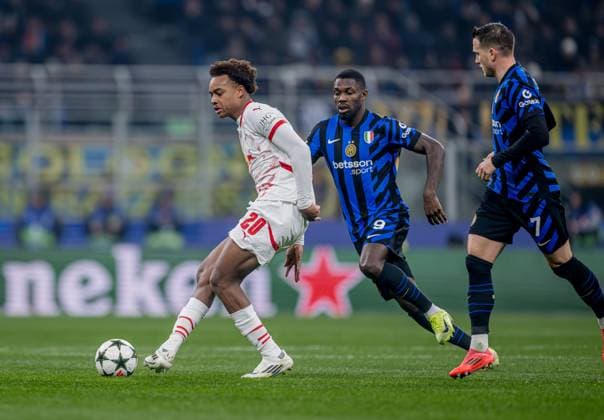 Leipzigs Assan Ouedraogo gegen Mailands Marcus Thuram. Fussball UEFA Champions League, 5. Spieltag: Inter Mailand - RB Leipzig 1:0. 26. November 2024 Giuseppe-Meazza-Stadion, Mailand (Italien). Inter Mailand - RB Leipzig 1:0