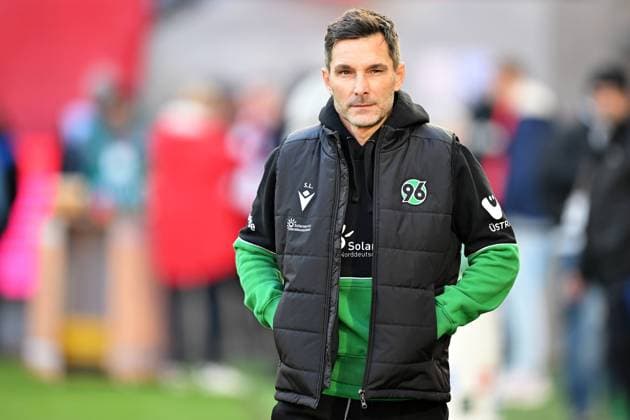Koeln, Rheinenergiestadion, 30.11.24, GER, Herren, 2.Bundesliga, Saison 2024-2025, 1.FC Koeln - Hannover 96 Bild: Trainer Stefan LEITL (Hannover) Only for editorial use! DFL regulations prohibit any use of photographs as image sequences and or quasi-video. NRW Deutschland
