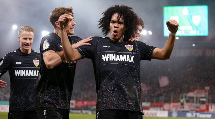 Bilder des Jahres 2024, Sport 12 Dezember Sport Themen der Woche KW 49 Sport Bilder des Tages BAU 03.12.2024 Regensburg Fußball DfB-Pokal SSV Jahn Regensburg vs. VfB Stuttgart, Jubel. über das Tor zum 0:2, v.l. Chris Führich, Yannick Keitel, Torschütze Anrie Chase, Ramon Hendriks (VfB) *** BAU 03 12 2024 Regensburg Football DfB Cup SSV Jahn Regensburg vs VfB Stuttgart, celebrating the goal for 0 2, f l Chris Führich, Yannick Keitel, scorer Anrie Chase, Ramon Hendriks VfB