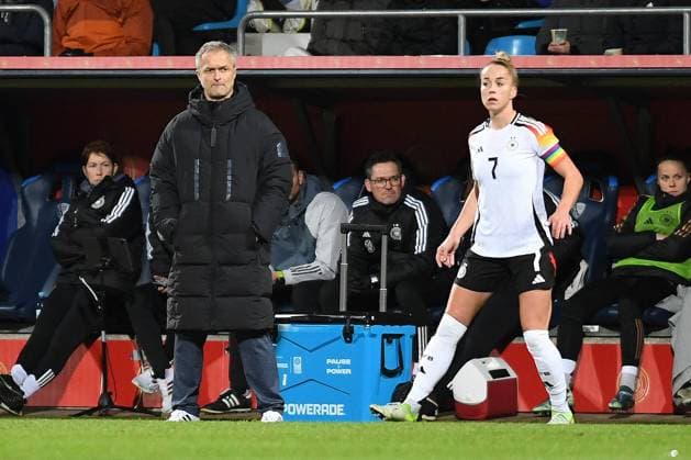 Trainer Christian Wueck (Germany) und Giulia Gwinn (Germany) schauen waehrend des Internationales Freundschaftsspiel der Frauen zwischen Deutschland und Italien im Vonovia Ruhrstadion am 02. December 2024 in Bochum, Deutschland. (Foto von Ralf Treese DeFodi Images) +++ Trainer Christian Wueck (Germany) und Giulia Gwinn (Germany) look on during the Women s International Friendly, Länderspiel, Nationalmannschaft between Germany and Italy at Vonovia Ruhrstadion on December 2, 2024 in Bochum, Germany. (Photo by Ralf Treese DeFodi Images) Defodi-521_GERITA20241202_064