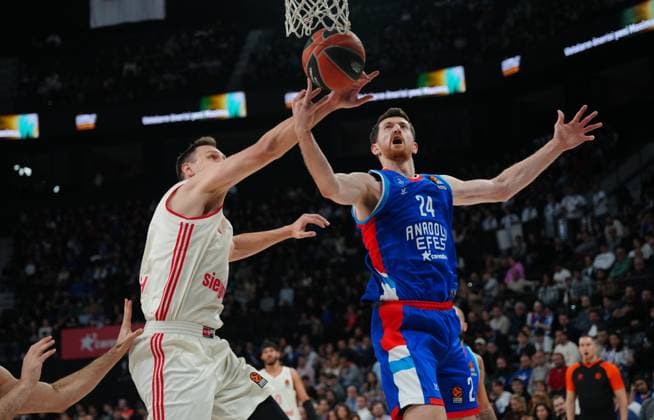 Sport Themen der Woche KW 49 Sport Bilder des Tages Ercan Osmani (R) of Anadolu Efes and Johannes Voigtmann (7) of Bayern Munich in action during the Turkish Airlines EuroLeague Regular Season Round 13 match between Anadolu Efes Istanbul and FC Bayern Munich at Basketball Development Center on December 3, 2024 in Istanbul, Turkey. Istanbul Turkey Copyright: xSeskimphotox AEfes-BMunich-031224 (28)