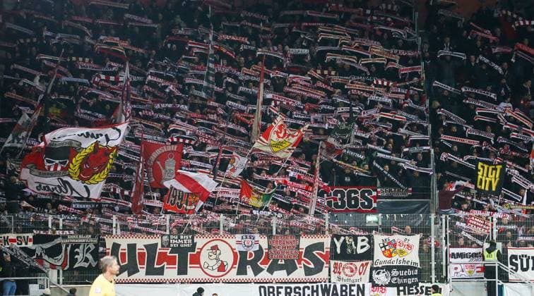 Sport Themen der Woche KW 49 Sport Bilder des Tages BAU 03.12.2024 Regensburg Fußball DfB-Pokal SSV Jahn Regensburg vs. VfB Stuttgart,Stuttgarter Fankurve mit Schals *** BAU 03 12 2024 Regensburg Soccer DfB Cup SSV Jahn Regensburg vs VfB Stuttgart,Stuttgart fan curve with scarves
