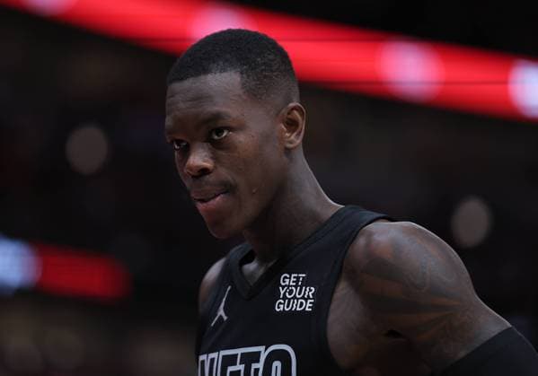 CHICAGO, IL - DECEMBER 02: Dennis Schroder 17 of the Brooklyn Nets looks on during the first half against the Chicago Bulls on December 2, 2024 at the United Center in Chicago, Illinois. (Photo by Melissa Tamez Icon Sportswire) NBA, Basketball Herren, USA DEC 02 Nets at Bulls EDITORIAL USE ONLY Icon24120264
