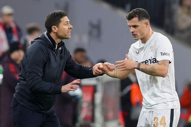 Trainer Xabi Alonso (Bayer 04 Leverkusen) und Granit Xhaka (Bayer 04 Leverkusen) unterhalten sich, DFB Cup - Round of 16, FC Bayern München v Bayer 04 Leverkusen, Allianz Arena am 03. December 2024 in München, Deutschland. (Foto von Marco Steinbrenner DeFodi Images) Trainer Xabi Alonso (Bayer 04 Leverkusen) und Granit Xhaka (Bayer 04 Leverkusen) talk together, DFB Cup - Round of 16, FC Bayern München v Bayer 04 Leverkusen, Allianz Arena, December 3, 2024 in Munich, Germany. (Photo by Marco Steinbrenner DeFodi Images) Defodi-700_muenchen_lever_20241203_035 *** Coach Xabi Alonso Bayer 04 Leverkusen and Granit Xhaka Bayer 04 Leverkusen talk together, DFB Cup Round of 16, FC Bayern München v Bayer 04 Leverkusen, Allianz Arena on December 03, 2024 in Munich, Germany Photo by Marco Steinbrenner DeFodi Images Coach Xabi Alonso Bayer 04 Leverkusen and Granit Xhaka Bayer 04 Leverkusen talk together, DFB Cup Round of 16, FC Bayern München v Bayer 04 Leverkusen, Allianz Arena, December 3, 2024 in Munich, Germany Photo by Marco Steinbrenner DeFodi Images Defodi 700 muenchen lever 20241203 035 Defodi-700