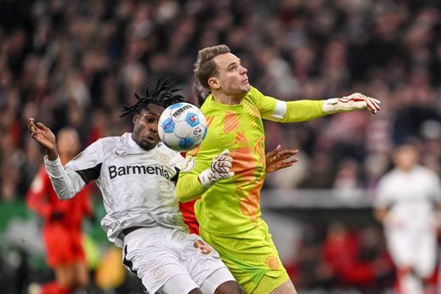 Sport Bilder des Tages Jeremie Frimpong (Bayer 04 Leverkusen) und Torwart Manuel Neuer (FC Bayern Muenchen) im Zweikampf während des DFB-Pokal-Achtelfinalspiels zwischen dem FC Bayern München und Bayer 04 Leverkusen in der Allianz Arena am 3. Dezember 2024 in München, Deutschland. (Foto von Harry Langer DeFodi Images) +++ Jeremie Frimpong (Bayer 04 Leverkusen) und Torwart Manuel Neuer (FC Bayern Muenchen) battle for the ball during the DFB Cup round of 16 match between FC Bayern München and Bayer 04 Leverkusen at Allianz Arena on December 3, 2024 in Munich, Germany. (Photo by Harry Langer DeFodi Images) Defodi-541_FCBLEV20241203_012