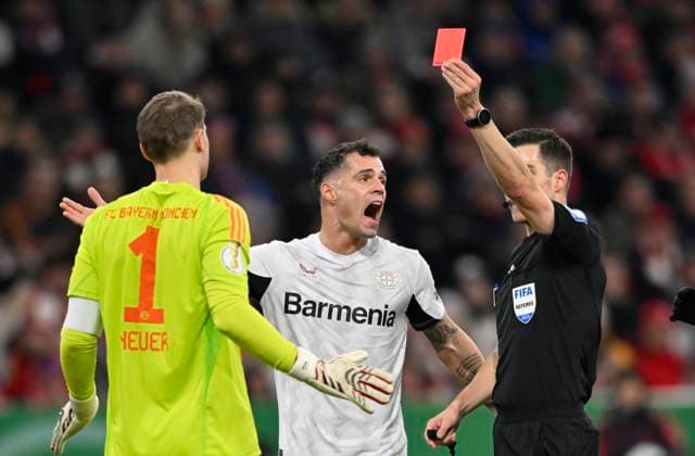 Bilder des Jahres 2024, Sport 12 Dezember Sport Themen der Woche KW 49 Sport Bilder des Tages nach Zweikampf, Aktion Foul Notbremse von Torwart Manuel Neuer FC Bayern Muenchen FCB (01) gegen Jeremie Frimpong Bayer 04 Leverkusen (30) zeigt Schiedsrichter Referee Harm Osmers Torwart Manuel Neuer FC Bayern Muenchen FCB (01) rote Karte rot Platzverweis Granit Xhaka Bayer 04 Leverkusen (34) Gestik Geste FC Bayern Muenchen FCB vs Bayer 04 Leverkusen DFB-Pokal Achtelfinale 03.12.2024 DFL REGULATIONS PROHIBIT ANY USE OF PHOTOGRAPHS AS IMAGE SEQUENCES AND OR QUASI-VIDEO FC Bayern Muenchen FCB vs Bayer 04 Leverkusen DFB-Pokal *** after a tackle, Action Foul Emergency brake by goalkeeper Manuel Neuer FC Bayern Muenchen FCB 01 against Jeremie Frimpong Bayer 04 Leverkusen 30 Referee Referee Harm Osmers shows goalkeeper Manuel Neuer FC Bayern Muenchen FCB 01 red card red sending off Granit Xhaka Bayer 04 Leverkusen 34 gesture gesture FC Bayern Muenchen FCB vs Bayer 04 Leverkusen DFB Pokal Round of 16 03 12 2024 DFL REGULATIONS PROHIBIT ANY USE OF PHOTOGRAPHS AS IMAGE SEQUENCES AND OR QUASI VIDEO FC Bayern Muenchen FCB vs Bayer 04 Leverkusen DFB Pokal
