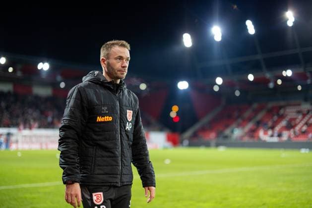03.12.2024, Fussball, GER, DFB Pokal, 3. Runde, Achtelfinale, Saison 2024 2025, SSV Jahn Regensburg - VfB Stuttgart Andreas Patz (Trainer SSV Jahn Regensburg) DFL REGULATIONS PROHIBIT ANY USE OF PHOTOGRAPHS AS IMAGE SEQUENCES AND OR QUASI-VIDEO. Regensburg Bayern Deutschland Jahnstadion Regensburg