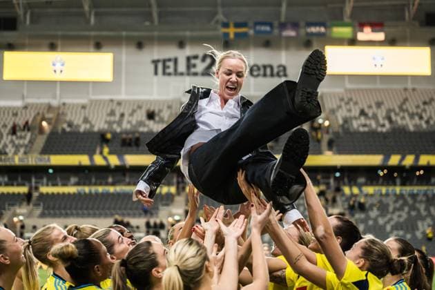 Bilder des Jahres 2024, Sport 12 Dezember Sport Themen der Woche KW 49 Sport Bilder des Tages 241203 Players of Sweden and Caroline Seger during a ceremony to honor her career after the UEFA Women s EURO Qualifier, EM, Europameisterschaft play-off football match between Sweden and Serbia on December 3, 2024 in Stockholm. Photo: Joel Marklund BILDBYRAN kod JM JM0616 bbeng fotboll football soccer fotball em-kval kval uefa womens euro qualifier play-off sverige sweden serbien serbia dam *** 241203 Players of Sweden and Caroline Seger during a ceremony to honor her career after the UEFA Women s Euro Qualifier play off football match between Sweden and Serbia on December 3, 2024 in Stockholm Photo Joel Marklund BILDBYRAN kod JM JM0616 bbeng fotboll football soccer fotball em kval kval uefa womens euro qualifier play off sverige sweden serbien serbia dam  Copyright: JOELxMARKLUND BB241203JM097
