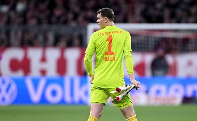 Fussball DFB Pokal Achtelfinale Saison 2024 2025 FC Bayern Muenchen - Bayer 04 Leverkusen 03.12.2024 Torwart Manuel Neuer (FC Bayern Muenchen) geht nach seiner Rotden Karte vom Platz