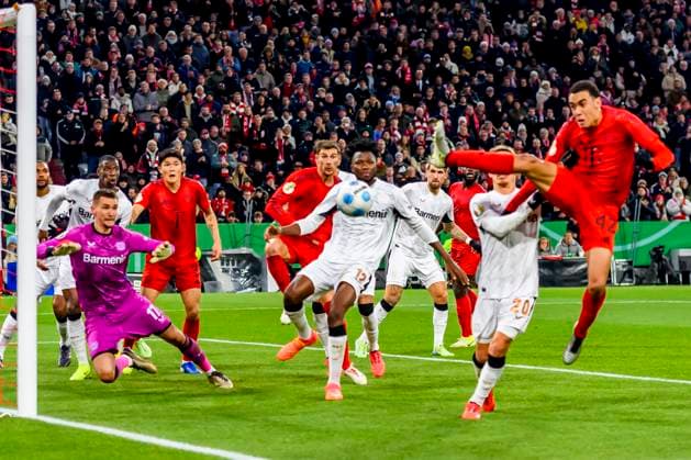Sport Themen der Woche KW 49 Sport Bilder des Tages GER, DFB Pokal Achtelfinale, FC Bayern Muenchen vs. Bayer 04 Leverkusen 03.12.2024, Allianz Arena, Muenchen, GER, DFB Pokal Achtelfinale, FC Bayern Muenchen vs. Bayer 04 Leverkusen , im Bild Jamal Musiala (FCB 42) Alejandro Grimaldo (Leverkusen 20) Edmond Tapsoba (Leverkusen 12) *** GER, DFB Pokal Round of 16, FC Bayern Muenchen vs Bayer 04 Leverkusen 03 12 2024, Allianz Arena, Muenchen, GER, DFB Pokal Round of 16, FC Bayern Muenchen vs Bayer 04 Leverkusen , pictured Jamal Musiala FCB 42 Alejandro Grimaldo Leverkusen 20 Edmond Tapsoba Leverkusen 12 nordphotoxGmbHx xStraubmeier nph00004