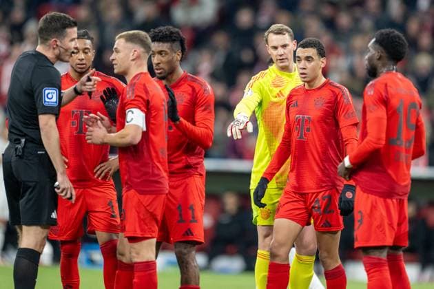 Joshua Kimmich 6 (FC Bayern Muenchen) spricht mit dem Schiedsrichter, hat die Kapitaenbinde bereits an, Manuel Neuer 1 (FC Bayern Muenchen) beruhigt den enttaeuschten Jamal Musiala 42 (FC Bayern Muenchen), FC Bayern Muenchen vs. Bayer 04 Leverkusen, Fussball, Bundesliga, DFB-Pokal Achtelfinale, 03.12.2024 DFB regulations prohibit any use of photographs as image sequences and or quasi-video Muenchen Bayern Deutschland