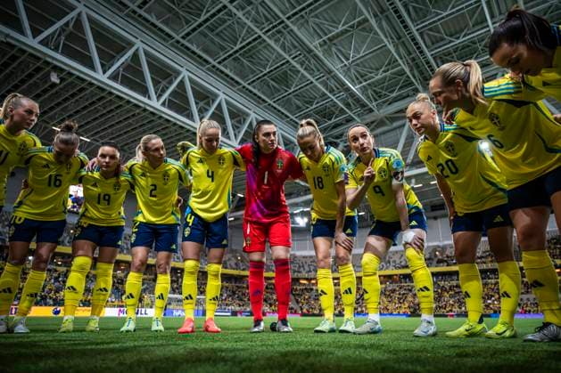 Bilder des Jahres 2024, Sport 12 Dezember Sport Themen der Woche KW 49 Sport Bilder des Tages 241203 Kosovare Asllani of Sweden speaks to her teammates ahead of the UEFA Women s EURO Qualifier, EM, Europameisterschaft play-off football match between Sweden and Serbia on December 3, 2024 in Stockholm. Photo: Maxim ThorÃ BILDBYRAN kod MT JM0616 bbeng fotboll football soccer fotball em-kval kval uefa womens euro qualifier play-off sverige sweden serbien serbia dam *** 241203 Kosovare Asllani of Sweden speaks to her teammates ahead of the UEFA Women s Euro Qualifier play off football match between Sweden and Serbia on December 3, 2024 in Stockholm Photo Maxim ThorÃ BILDBYRAN kod MT JM0616 bbeng fotboll football soccer fotball em kval kval uefa womens euro qualifier play off sverige sweden serbien serbia dam  Copyright: MAXIMxTHORE BB241203MT145