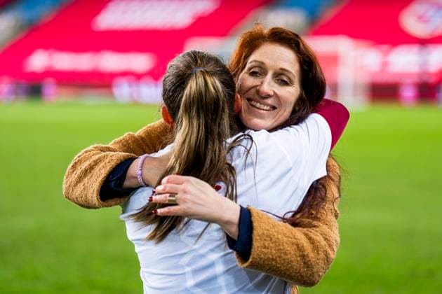 Football, EC qualification women: Norway - Northern Ireland (3-0) Oslo 20241203. Norway s Guro Reiten and President of the Norwegian Football Association, Lise Klaveness after the European Championship, EM, Europameisterschaft qualifying match in women s football between Norway and Northern Ireland at Ullevaal Stadium. Photo: Fredrik Varfjell NTB Oslo Norway EDITORIAL USE ONLY. RESTRICTED USE FOR BETTING COMPANIES Ref:_SPOjGfu3i7L8aM.jpg *** Football, EC qualification women Norway Northern Ireland 3 0 Oslo 20241203 Norway s Guro Reiten and President of the Norwegian Football Association, Lise Klaveness after the European Championship qualifying match in women s football between Norway and Northern Ireland at Ullevaal Stadium Photo Fredrik Varfjell NTB Oslo Norway EDITORIAL USE ONLY RESTRICTED USE FOR BETTING COMPANIES  Copyright: xFredrikxVarfjellx xNTBx