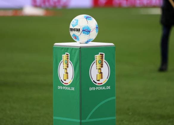 München, Deutschland, 03. Dezember 2024: Fussball, Herren, DFB-Pokal, Achtelfinale, Saison 2024 2025, FC Bayern München - Bayer 04 Leverkusen, Allianz Arena Hier der Spielball auf einem Sockeln liegend mit dem Logo DFB-Pokal, Symbolbild DFB, DFL regulations prohibit any use of photographs as image sequences and or quasi-video