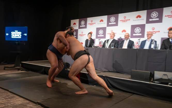 Bilder des Jahres 2024, Sport 12 Dezember Sport Themen der Woche KW 49 Sport Bilder des Tages The Grand Sumo Tournament press conference, PK, Pressekonferenz at The Royal Albert Hall in London, UK on 4th Dec, 2024 The Royal Albert Hall in London, UK. 4th Dec, 2024. Japan™s iconic of Sumo will return to the UK for the first time since 1991. This will be only the second time in the sport™s 1500-year history that an official Basho tournament will take place outside of Japan, following the 1991 event at the Royal Albert Hall that attracted audiences from across Europe to witness the spectacle. The tournament will host the most accomplished and elite sumos, including those who have reached the top rank of Yokozuna, and showcase Japan™s rich cultural history and traditions. The conference features (travelling from Japan) Hakkaku Rijicho: Chairman of the Japan Sumo Association (who was also the winner of the 1991 tournament); Kitanowaka Daisuke & Fukutsuumi Akira: Two sumo wrestlers competing in the tournament. Also attending are James Ainscough OBE: CEO of Royal Albert Hall and James Richardson, sports journalist and host. Image: Rishikis from Japan s Sumo Kyokai give a short demonstration in front of the panelists podium after the press conference., Credit:MALCOLM PARK Avalon  Copyright: xMALCOLMxPARKx xAvalonx 0942864532