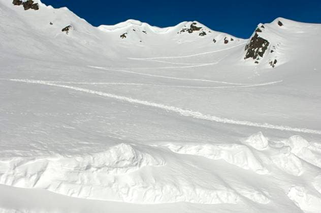 Zickzack Spuren von Skitourengängern in einem verschneiten Berghang Zickzack Spuren von Skitourengängern in einem verschneiten Berghang, Skigebiet Chamonix, Hochsavoyen, Frankreich Zigzag traces of ski mountaineers on a snow-covered mountain slope, skiing area Chamonix, Haute-Savoie, France (License=RF) 3214368 Copyright: xZoonar.com Mikex 3214368